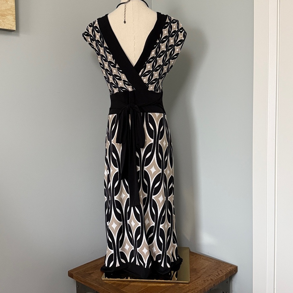 Le Château Geometric Maxi Dress – Size M,made in Canada for vacation or everyday - Picture 7 of 8